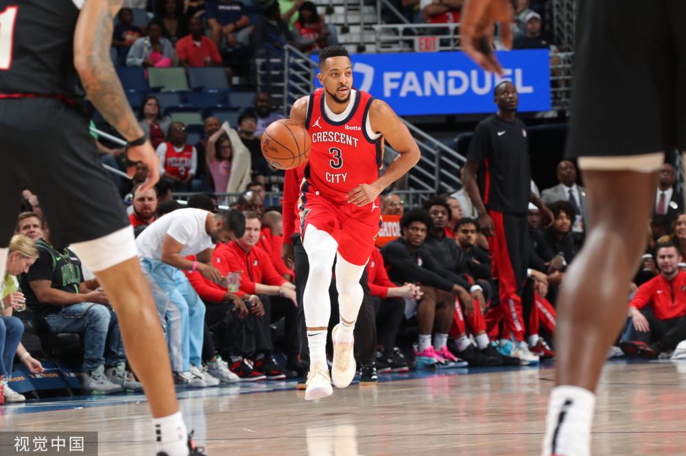 用手击打自 用手击打自